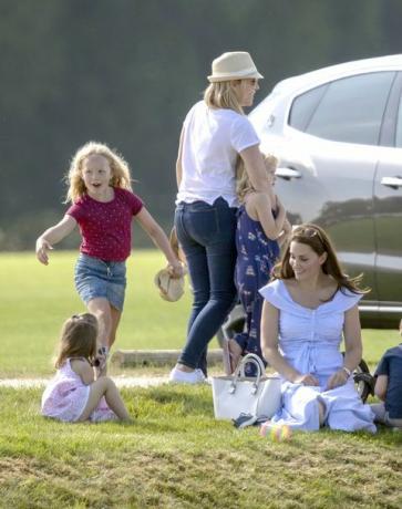 Princ George in princesa Charlotte se igrata s Kate Middleton