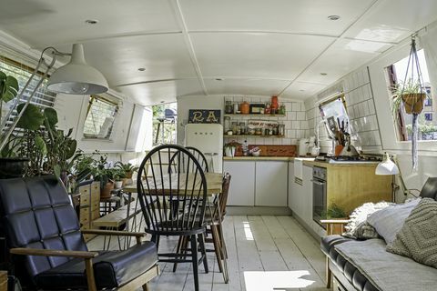 världens första husbåt tillverkad av hållbart corten -vittringsstål till salu i London