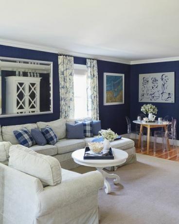 papel de parede azul, sofá branco, cadeiras fantasma, mesa de café branca