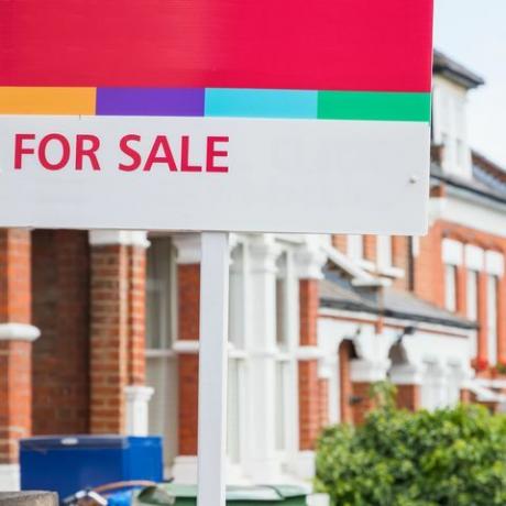 In vendita agente immobiliare segno visualizzato al di fuori di una casa a schiera in crouch end, London