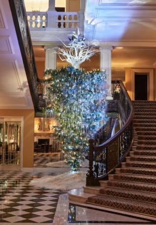 Karl Lagerfeld tarafından tasarlanan Claridge's Hotel Noel Ağacı