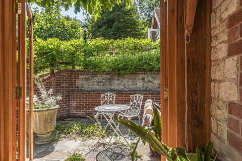 vakker periode hjem med strålende hager og en dam for roing er til salgs i East Hampshire