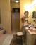רייצ'ל קנון מדמיינת מחדש חדר אמבטיה מיושן עם טריקים חכמים וחוסכים מקום