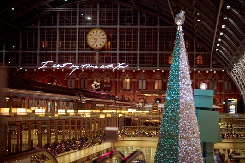 Tiffany & Co. и Coty в партнерстве со станцией St Pancras International представили свою первую ароматную рождественскую елку и магазин парфюмерии
