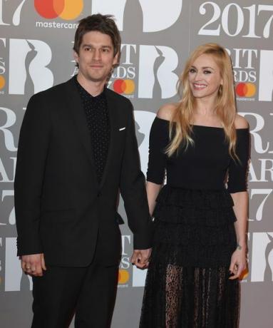 Džesijs Vuds un Fearne Kokvilna apmeklē The BRIT Awards 2017