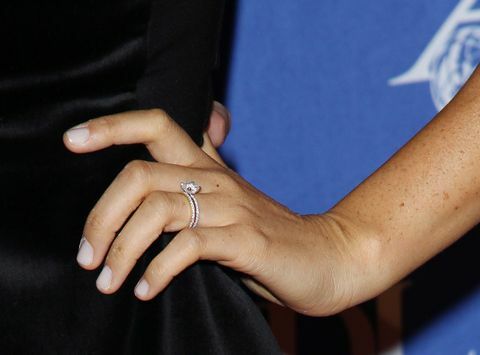 Meghan Markle pierwszy pierścionek zaręczynowy