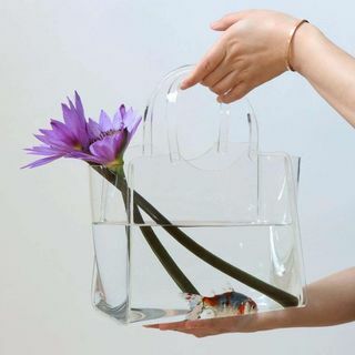 透明なアクリルバッグの花瓶