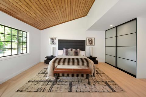 grote slaapkamer met houten plafond