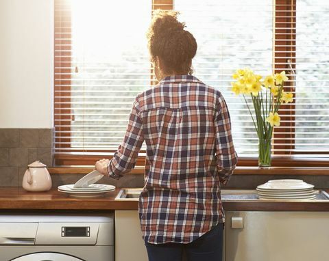 Žena umývajúca riad v kuchyni