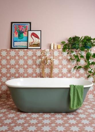 ओम्निया स्नान, बीसी डिजाइन, हरे बाथटब के साथ बाथरूम और गुलाबी और सफेद सितारा टाइल