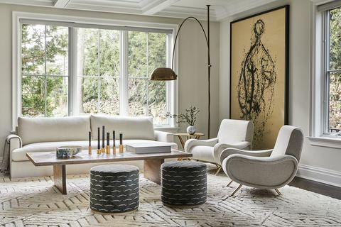 svetainė, pilkos sienos, meno kūriniai, sofos kėdės, sofos sofa