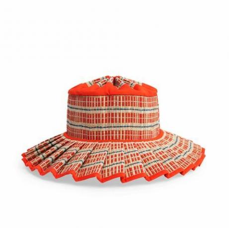 červený tkaný klobouk proti slunci