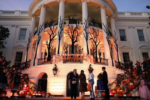 prezidentas Trumpas ir pirmoji ponia Melania Baltuosiuose rūmuose veda Helovino renginį