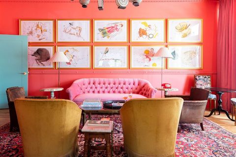 ruang tamu rumah bradford dengan dinding merah muda
