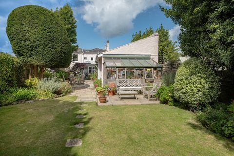 Rose Cottage, Pink Pantheri näitleja David Niveni lapsepõlvekodu Wighti saarel Bembridge'i külas, on müügil 975 000 naela eest.