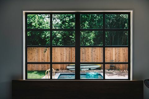 πισίνα στην πίσω αυλή μέσα από μοντέρνο παράθυρο