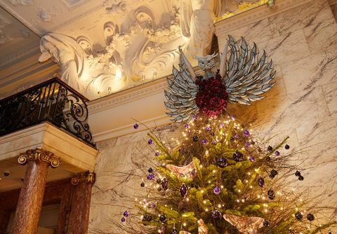 В отеле London EDITION представлена ​​рождественская елка в фольклорном стиле, созданная сценографом и арт-директором Саймоном Костином.
