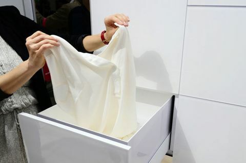 La ropa se deja caer en el robot de lavandería Panasonic