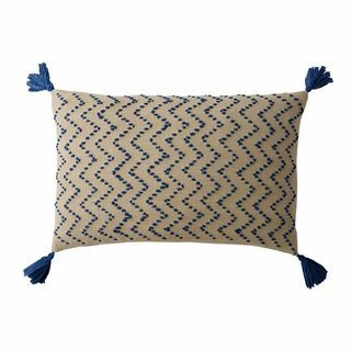Mėlyna „Chevron“ siuvinėta pagalvė 