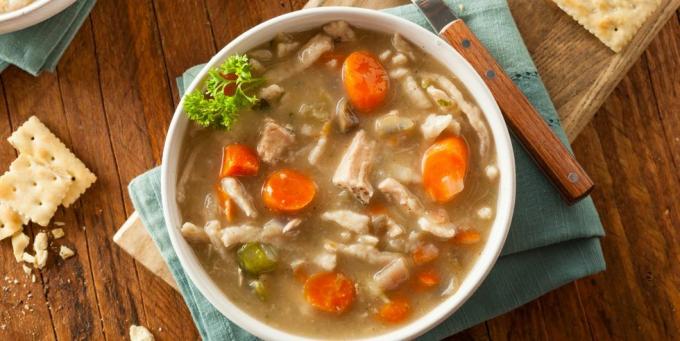 sup mie ayam buatan sendiri dengan wortel dan seledri, rumania