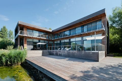 Maison de verre au bord du lac - vue de face