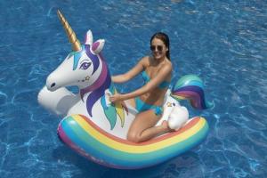 Swimline's Unicorn Rocker Pool Float būs jūsu vasaras ballītes hīts