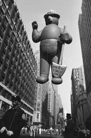 dymny balon z misiem na paradzie macy w dniu dziękczynienia w 1966 r.