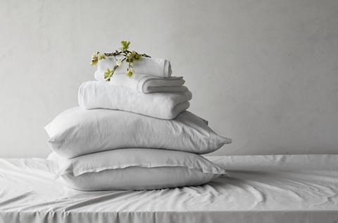 ベッドの上のトルコ綿の寝具のスタック