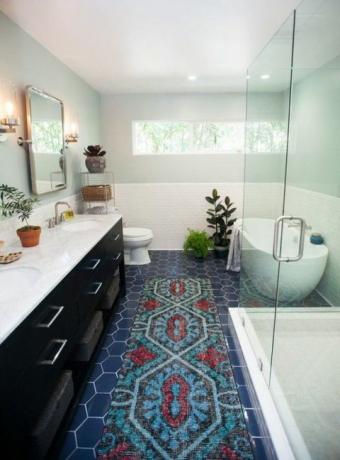 Новая ванная комната, облицованная синей плиткой