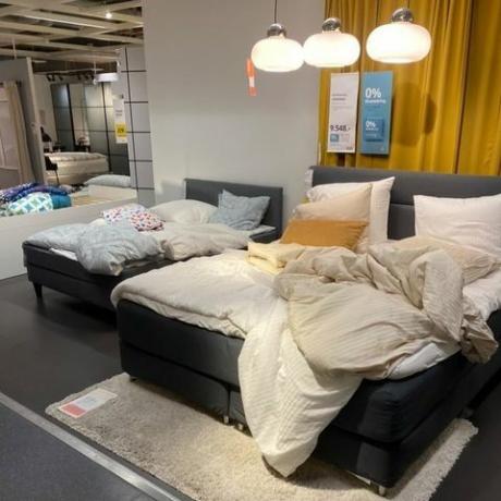 Cumpărătorii și personalul Ikea au zăpadat la magazinul din Danemarca