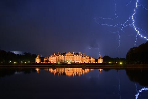 Blitze über der Burg