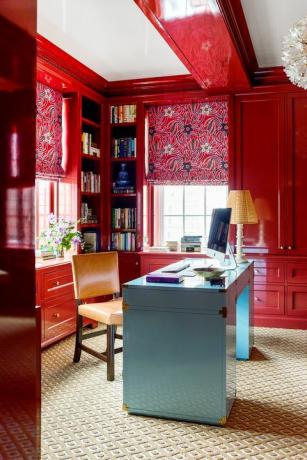 mājas birojs ar sarkanām sienām