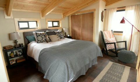 Lemn, pat, cameră, iluminat, design interior, podea, proprietate, lemn de esență tare, lenjerie de pat, textile, 