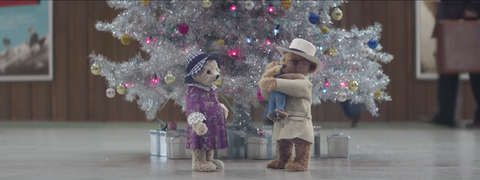 क्रिसमस भालू के साथ हीथ्रो हवाई अड्डे का विज्ञापन 2017