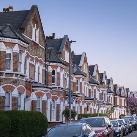 stanovanjska ulica s vrstnimi hišami v viktorijanskem slogu v Londonu