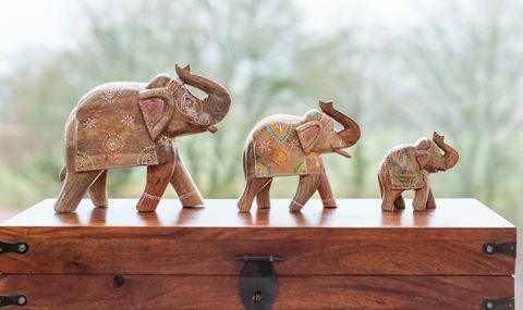 Elefanți de sărbătoare din lemn. De la 9 GBP - Myakka