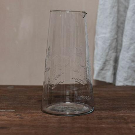 Jarro de vidro cônico gravado com samambaia