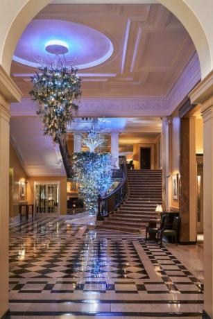 Claridges Hotel-Weihnachtsbaum, entworfen von Karl Lagerfeld