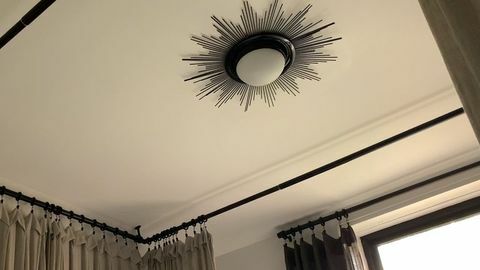 místnost s černým světlem na stropě