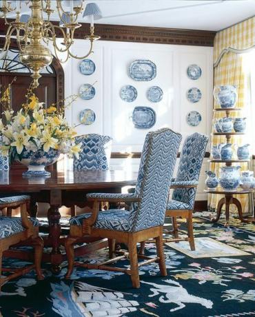 Azul, Sala, Comedor, Muebles, Diseño de interiores, Mesa, Amarillo, Propiedad, Porcelana azul y blanca, Pared, 