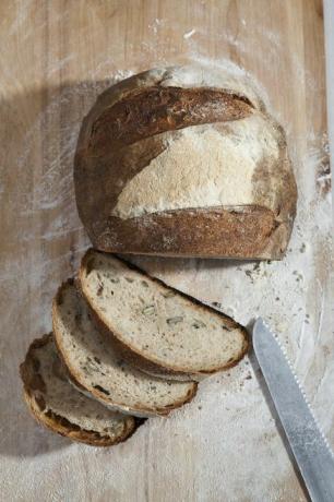 Крупным планом нарезанный буханка хлеба