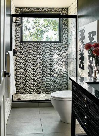 fekete -fehér grafikus fürdőszoba