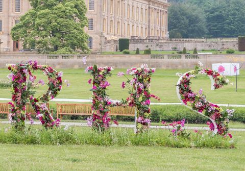 Надпись RHS на выставке цветов RHS Chatsworth Flower Show 2018.