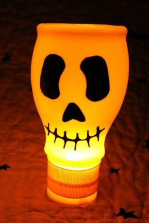 svjetiljke od kostura izrađene od boca s mlijekom
