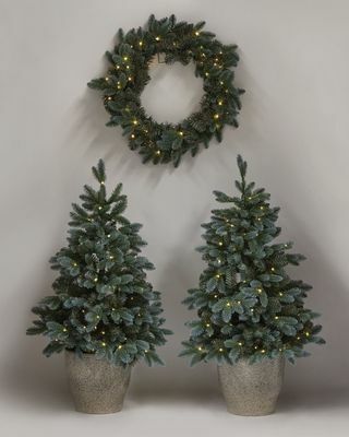 Par de árboles de Navidad y corona preiluminados en macetas, 3 pies