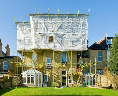 un loft converti en une maison de banlieue de Londres victorianedwardian montrant les échafaudages et le toit temporaire, la conversion du grenier