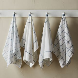 Cinque due asciugamani da cucina essenziali