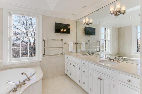łazienka z białego marmuru jfk