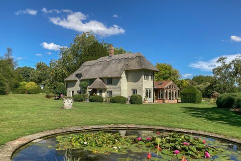 caratteristico cottage dal tetto di paglia è in vendita a buntingford