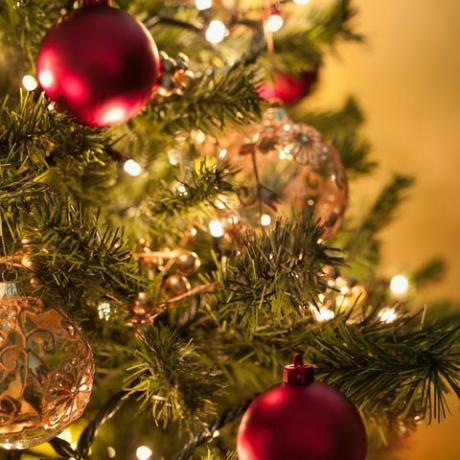 božični okraski na drevesu